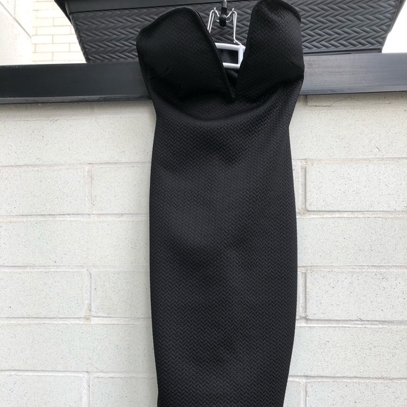 Plunging deep v sexy LBD - Picture 5 of 8